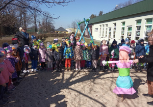 Dzieci na placu zabaw uczestniczą w obrzędzie pożegnania zimy - palenia marzanny